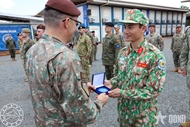 Vietnamese peacekeeping officer receives Romanian plaque